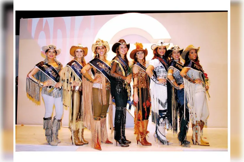   As princesas da ExpoLondrina: Barbara, Giovana, Bruna, Marcella (Rainha), Larissa, Emanuelle, Thayara e Beatriz 