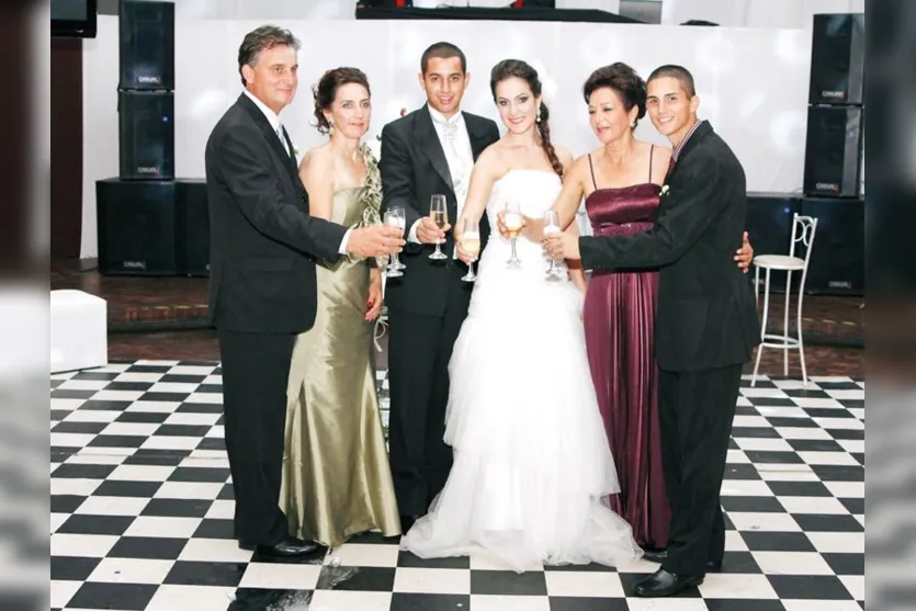   Os noivos brindam com os familiares Oredes e Marcia Aparecida, Maria Aparecida e Felipe Alexandre  