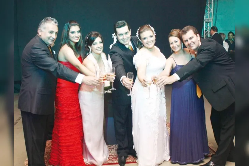   Os noivos brindam com os familiares Paulo, Fernanda, Marlene, Neide e Daniel  