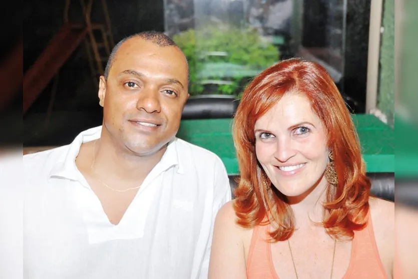   Eberson Cunha e Silvane Michelin, clicados em momento de descontração em restaurante da cidade  