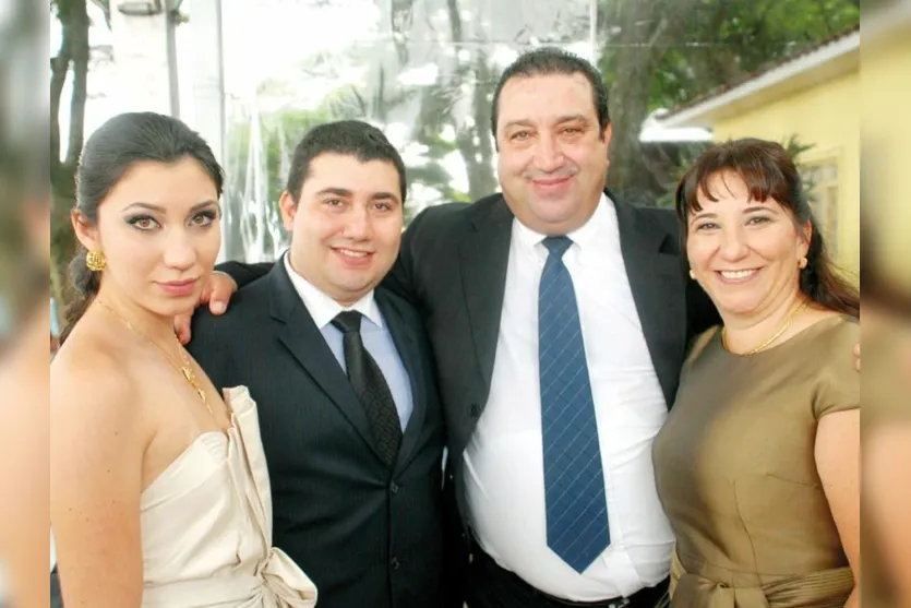  Mauro Oliveira e Adriane Romera junto dos filhos Luanna e Luccas  
