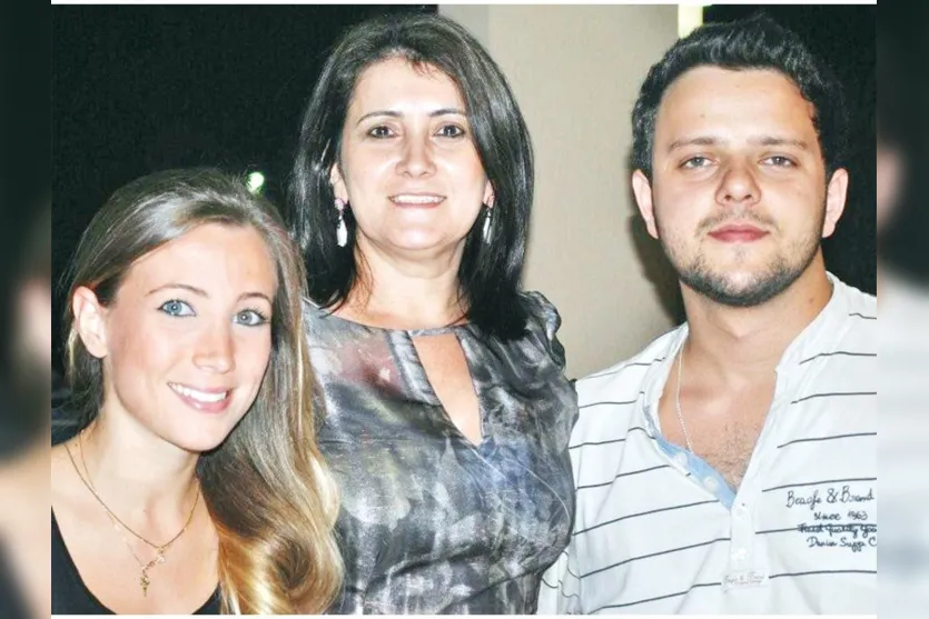    Cleonice Borges Bortoncello com o filho Eduardo e a namorada Mariana Colofatti Réa 