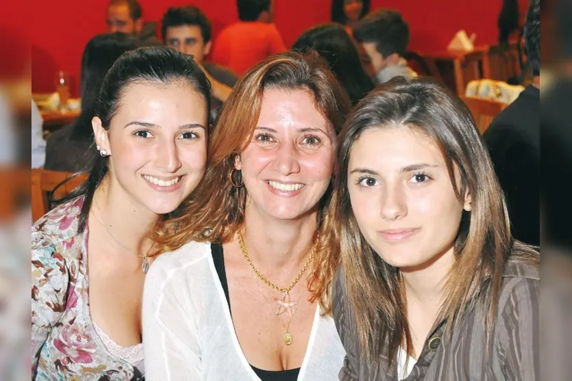   Anielle Avanci, Solange Avanci e Lorena Lazarini, clicadas em choperia movimentada da cidade  