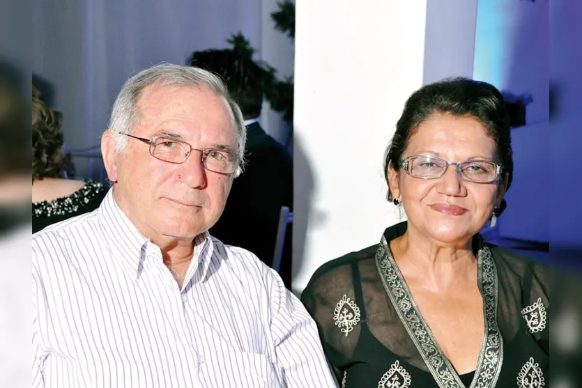   Alcides Oliveira e a esposa Regina Marcia Oliveira prestigiaram jantar para a ala médica que aconteceu na última sexta no Buffet Statu´s  