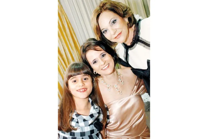   Vera Lázaro acompanhando a filha Michele e a neta Letícia  