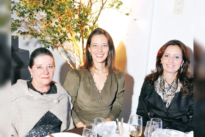   Maria Donizete, Luciane Furlam e Fabiana Nery, fotografadas em recente jantar  