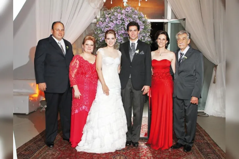   Antonio Carlos e Sarita Mendes Montenegro, pais da noiva; Marina e Emerson; Mirna e Décio de Santis, mãe e avô do noivo 