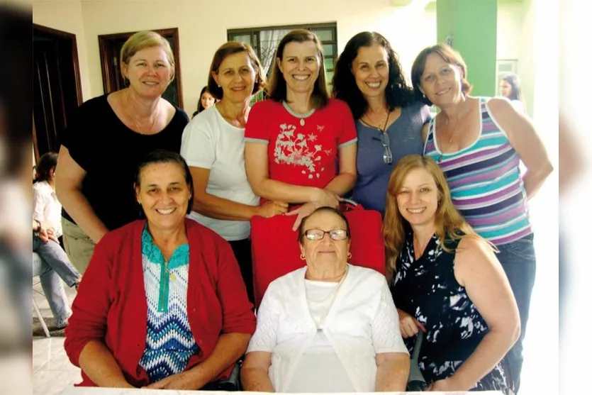   Leonice Aparecida Vechiatto de Souza, Lourdes Vechiatto Martins, Luzia Fátima Vechiatto Boro, Izaura Vechiatto Juanutti, Maria Vechiatto Rodrigues, Ana Vechiatto Pedriça, Therezinha Paucic Vechiatto e Cecília Helena Vechiatto, em click de Marcelo Rissato, durante comemoração do Dia das Mães 