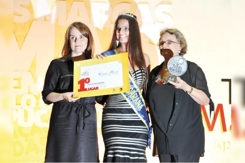   Angela e Ivani Rosa, proprietárias da Casa Rosa, receberam o prêmio Top de Marcas, como loja mais lembrada pelo público no segmento decoração 