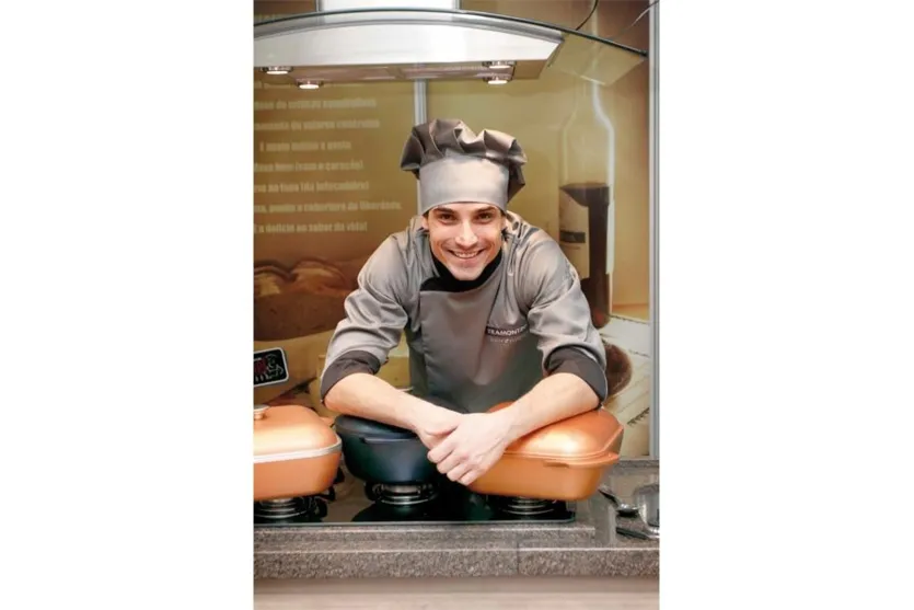   O chef Guilherme Guzela, de Curitiba, fez o maior sucesso no espaço gourmet no SH Marabá Presentes, atraindo público de toda região. Mais uma iniciativa da empresária Célia Hirosse  