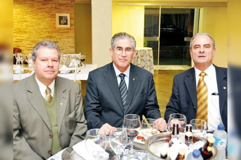   Luiz Antonio Borges, Alcino Tigrinho e Roberto Karan, em jantar recente no salão azul do Country Clube  