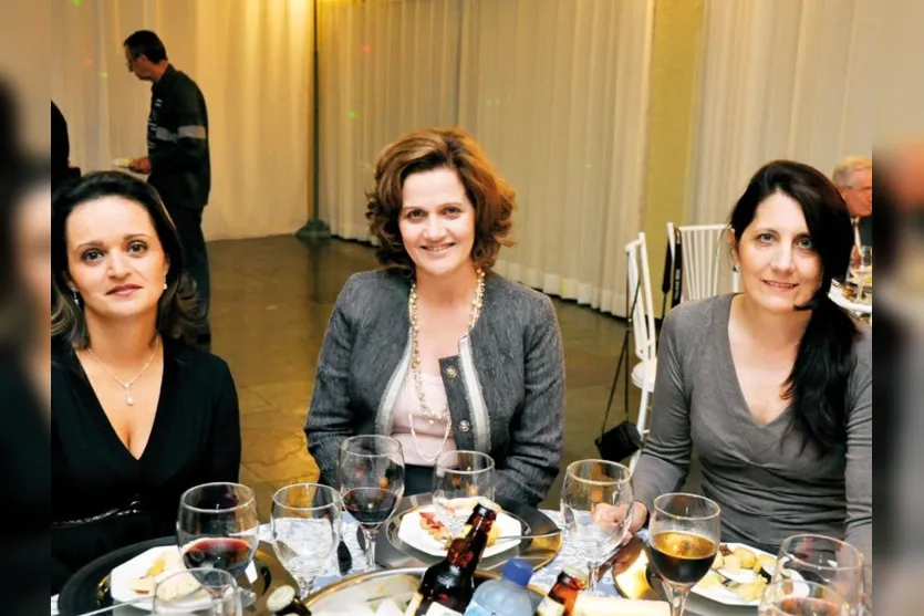   Luciana Lopes, Cirene Miotto e Meri Moraes, fotografadas em jantar no County Clube noite dessas  