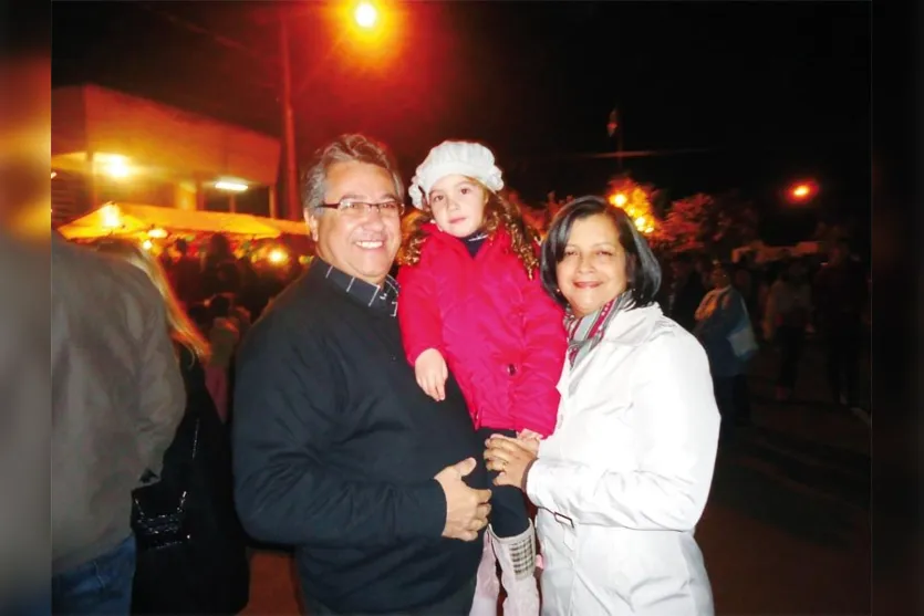   O prefeito de Sabáudia, Almir Batista vem para nossa coluna acompanhado pela esposa Luzinete e pela neta Ana Beatriz ( Marcelo Rissato)  