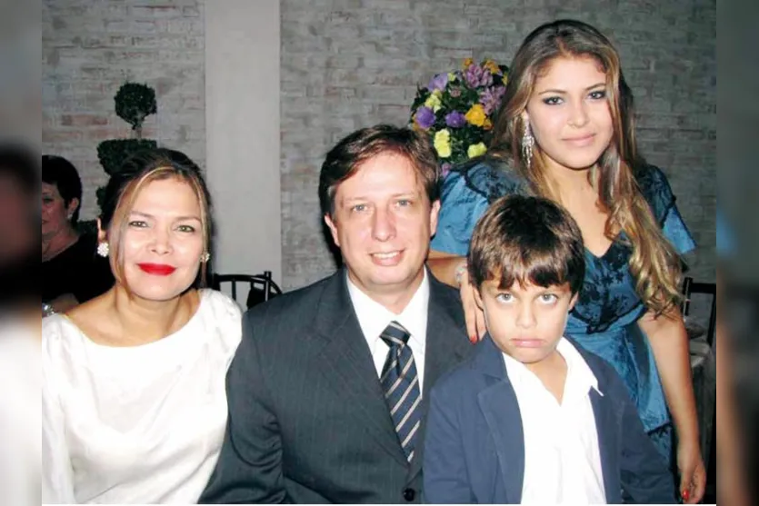  Júlio César Borin com a esposa Cintia e os filhos Camila e  Lucas 