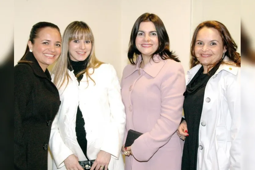   Viviane Vaz, Juliana Damin, Carmen Lucia e Claudia Santiago Cretuchi Garcia, clicadas em noite de solenidade na última quinta  
