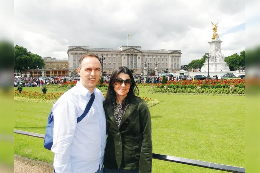   Wanderlei Faganello e Fabiani Montini, curtiram lua de mel em Londres e Paris, dos dia 20 de junho a 4 deste mês. O casal posa em frente ao Palácio de Buckingham, Londres 