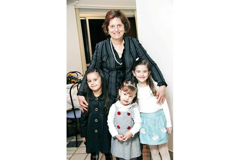   Vovó Neusa Wielewicki junto das netas Thais, Mariana e Valentina, durante o batizado de Theodora  