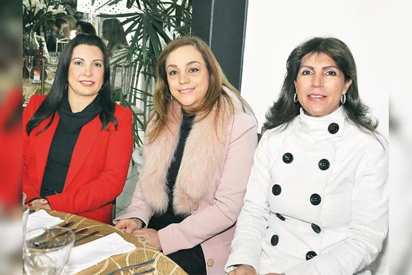   Marlene Luzzi, Nilceia Carleto e Dina Maia, fotografadas em evento social que reuniu dezenas de mulheres  (Foto Nikkon Digital)  
