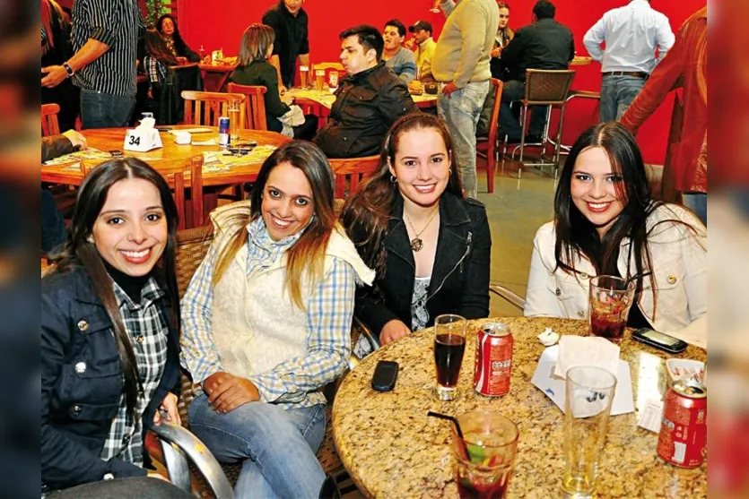   As teens Maressa Paula, Giorgea Marchini, Giovana Andrade e Fernanda Godoy abrem o sorriso para a coluna  