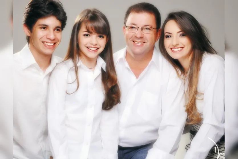   Rubens Henrique, Priscila e Gleyce Hellen da Silva Souza paparicam o pai Rubens Dias de Souza. A família posou para as lentes de Dyck  