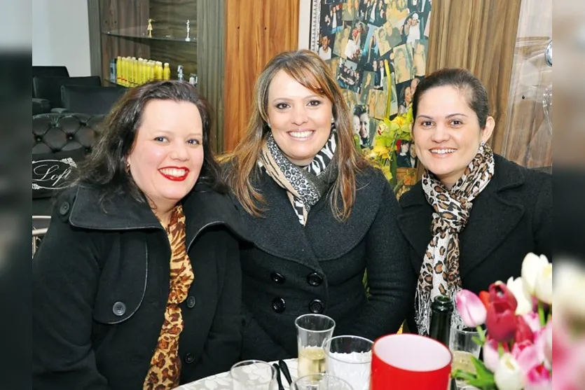   Lucrécia Xavier, Rossana Brosso Said e Luciana Rodrigues, colocaram o papo em dia em evento social noite dessas  
