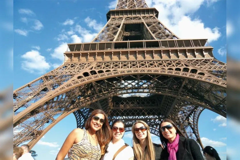   Amigas de longa data, Gislaine Buscarini, Helen Orathes, Talita Rocha e Jamile Kassem curtiram dias de férias na Europa e posaram em frente a Torre Eiffel, em Paris, França  