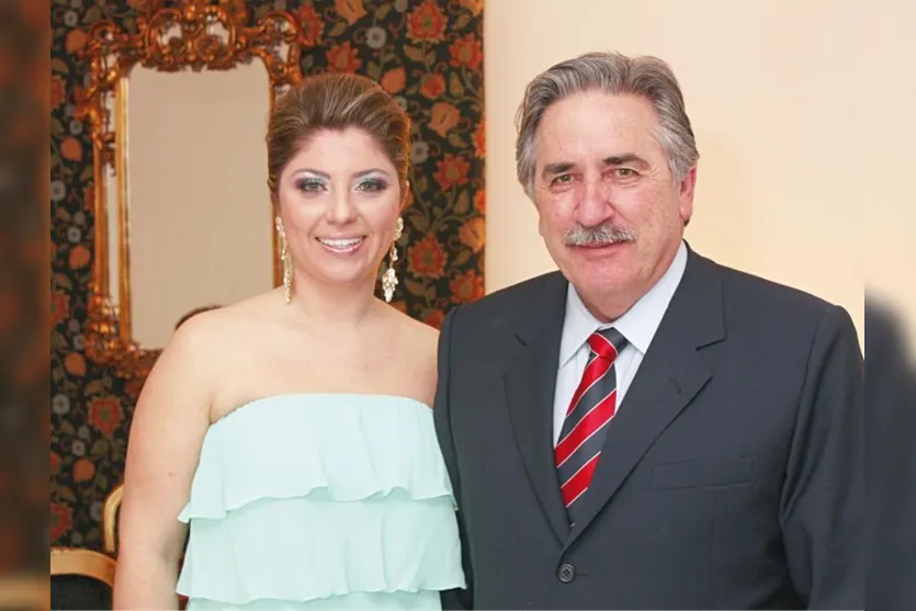   Aline Graziela Oliveira ao lado de José Lúcio Glomb 