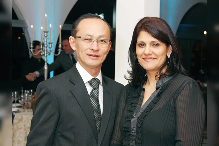   uís Yokomizo, ex-presidente da subseção Arapongas, atual conselheiro da diretoria OAB Paraná é clicado ao lado da esposa, a professora Viviane Yokomizo 