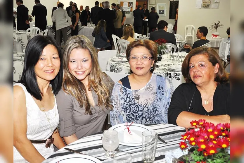   Maria Naves, Priscila Naves, Suzeti Sagai Peron e Cecilia Debrassi, batendo papo durante jantar do Rotary  