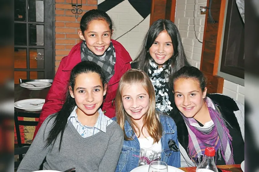   As amigas teens Beatriz Bai, Julia Melara, Bruna Chiarello, Maria Eduardo Moraes e Cintia Duarte, fotografadas em pizzaria movimentada  