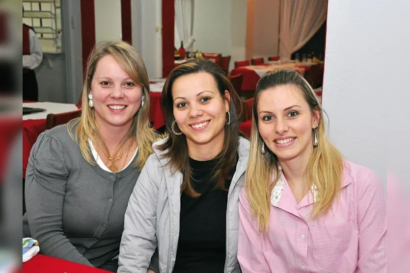   Giliani Hilário Pessoa, Mirian Hilário e Gislaine Hilário aproveitaram momento em família em restaurante  