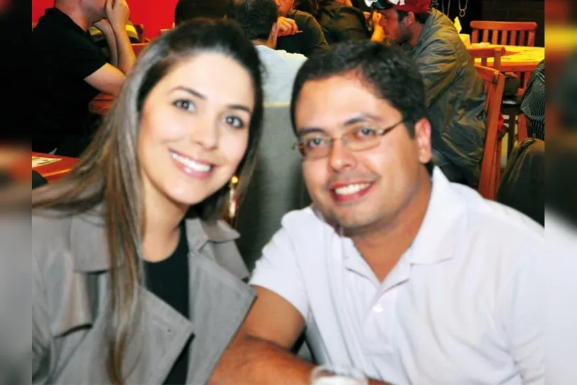    Na companhia de amigos, Maristela Barbosa e Carlos Cilião curtiram em choperia da cidade 