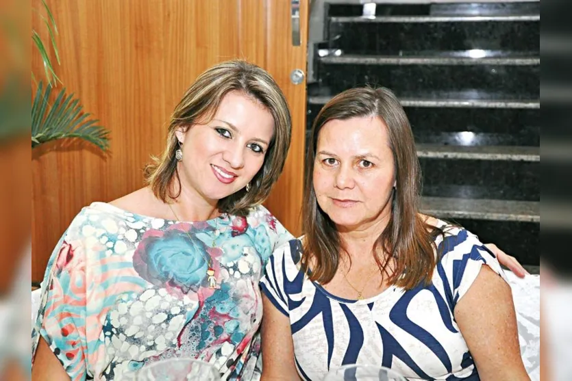   Rosa Bovo e Rosana Veronez curtiram entre amigas em evento que reuniu dezenas de mulheres  (Foto Nikkon Digital) 