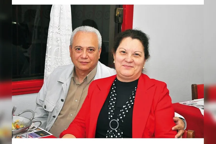   Luís Sérgio e Casilda Hilário, fotografados em restaurante movimentado da cidade (Foto Nikkon Digital)  