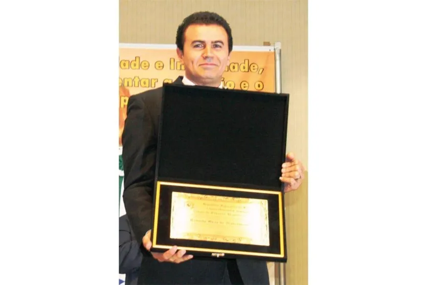   Pastor Roberto Braz do Nascimento recebendo título de cidadania honorária  