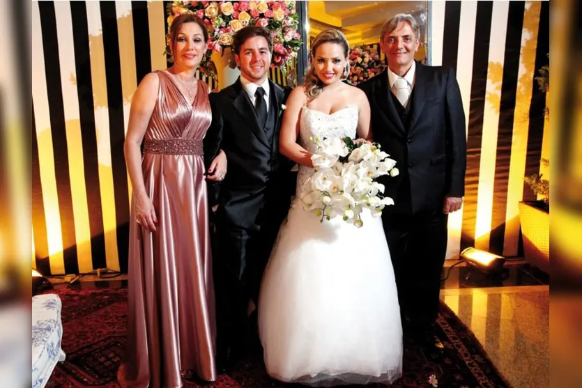   Os noivos com os pais da noiva, Mirabel e Vicente  