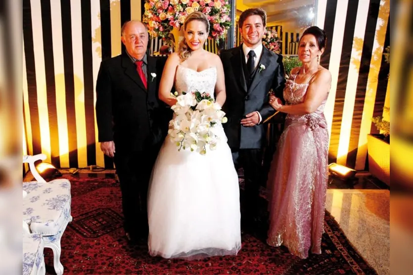   O casal com os pais do noivo, José Alcebiades e Ivanira  