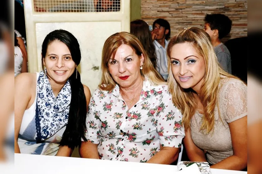   Elisangela Miculis, Lenil de Proença e Josy Martins, clicadas em jantar só para a ala feminina noite dessas (Foto Nikkon Digital) 