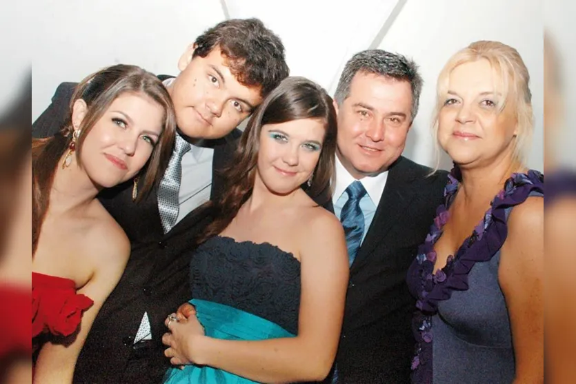   Destaque para Osmar Rizotti acompanhado da esposa Lígia e dos filhos PPP, Gabriela, Marcela e Artur, em noite de festa  