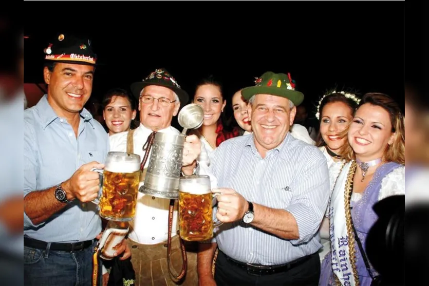   O governador Beto Richa e o prefeito de Rolândia Jonny Lehmann, durante a 24º edição da Oktoberfest de Rolândia, que acabou no último domingo. Em 10 dias, a festa recebeu 60 mil visitantes de cidades da região 