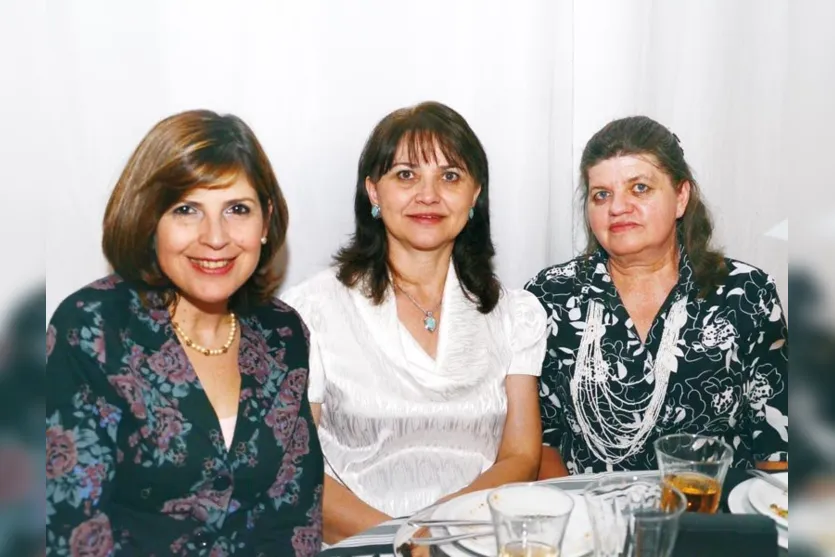   Carla Dias, Rosemari Kasprazak e Ida Beidak marcaram presença noite dessas em jantar para mulheres  