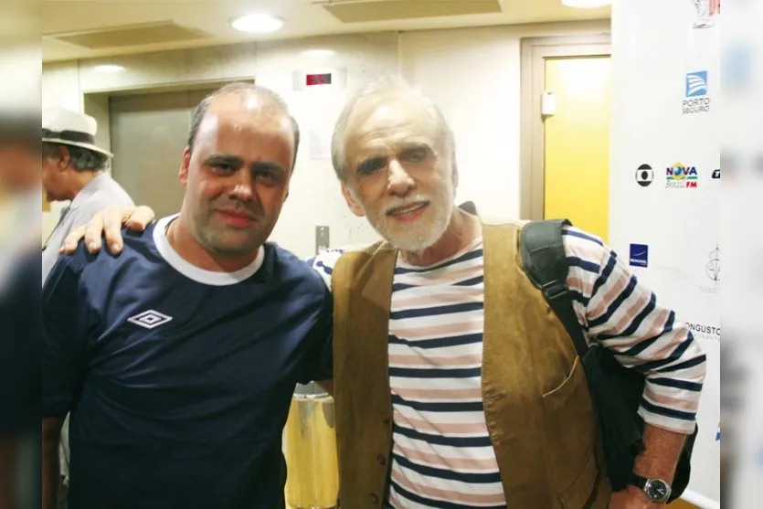   Marcelo Rissato ganha click junto ao ator global Francisco Cuoco, durante o lançamento da peça “Três homens baixos”,  no Teatro Jaraguá, em São Paulo  
