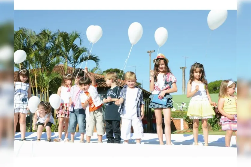   Após o desfile da Bambolê, as crianças soltaram balões brancos  