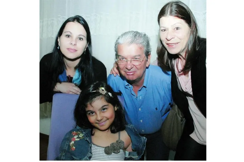  O advogado Nivaldo Néia vem para nossa coluna acompanhando a esposa Sônia, a filha Eveline a neta Isabela Néia em click durante noite de Recital no Conservatório Villa Lobos  