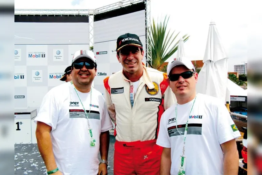   João Peres e Eduardo Montanuci comemoraram em Interlagos, com o piloto e empresário Constantino Junior, a inserção da marca apucaranense NOS no cenário mundial do automobilismo. A marca é patrocinadora oficial da Porsche GT3 Cup, que no último domingo realizou etapas, abrindo o GP Brasil de Fórmula 1 