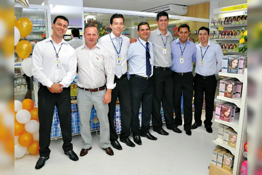   A rede Nissei inaugurou na segunda, dia 5, a primeira loja em Apucarana. A equipe da farmácia 24 horas posou para o clique (Foto Nikkon Digital)  