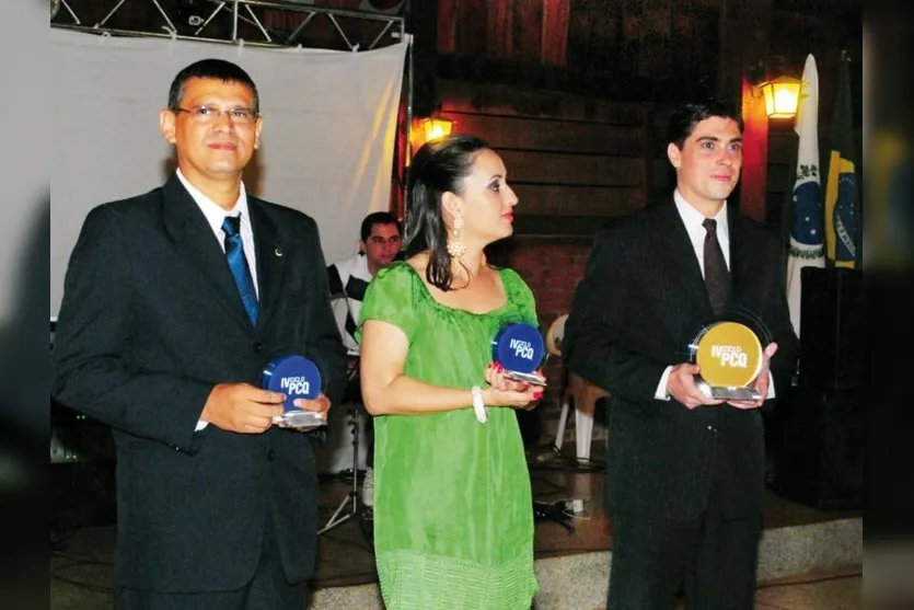   Ideval dos Santos Filho, Carina Mendonça Müller e Leonardo Britici, que receberam recentemente o selo de excelência do Crea 