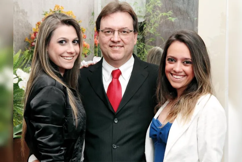   O medico Ady Marchini prestigiou jantar na companhia das filhas Giovanna e Giorgia Marchini  