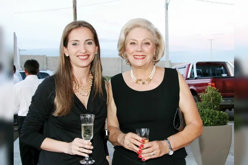   Harlene Moretti Pereira e Maria Helena Rupulo, fotografadas no jantar de abertura do condomínio Alto da Boa Vista  (Studio Bela Facce)  