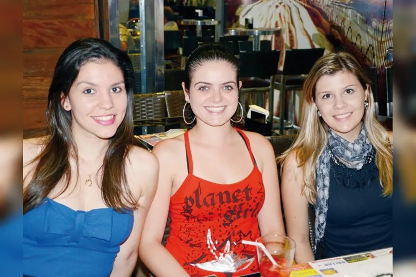   Angélica Cardoso, Raissa Dias e Mariana Costa curtiram entre amigas em barzinho concorrido  (Foto Nikkon Digital) 
